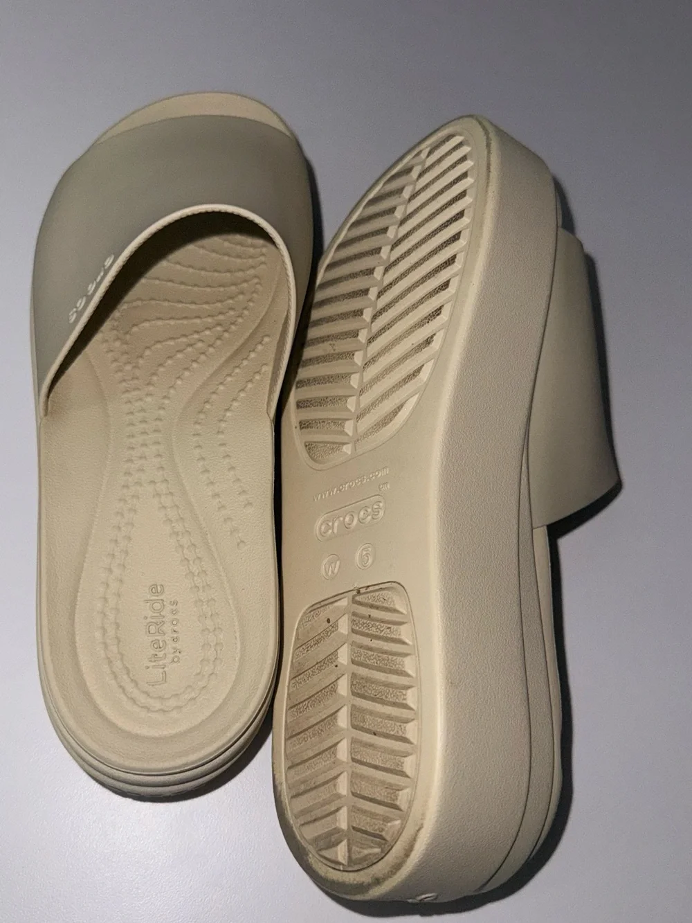 CROCS Women’s Size 7  Platform Sandals in Light Beige